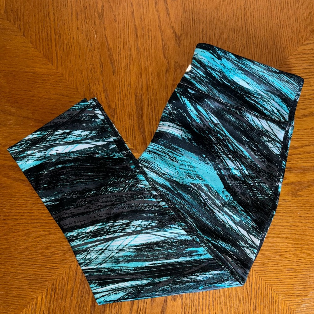 LIKE NEW - cropped leggings size medium!